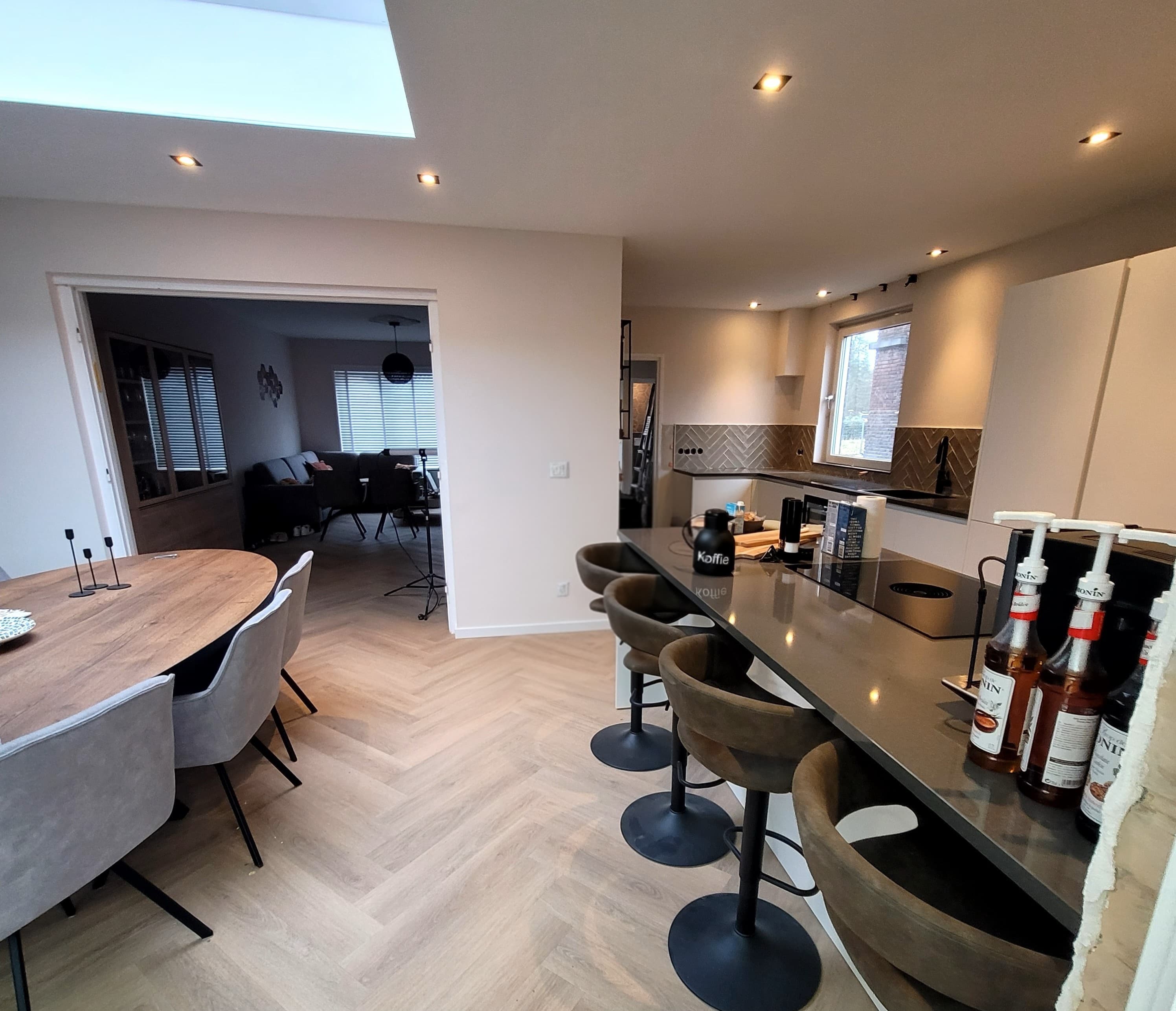 Salon - układanie płytek drewnopodobnych w jodełkę