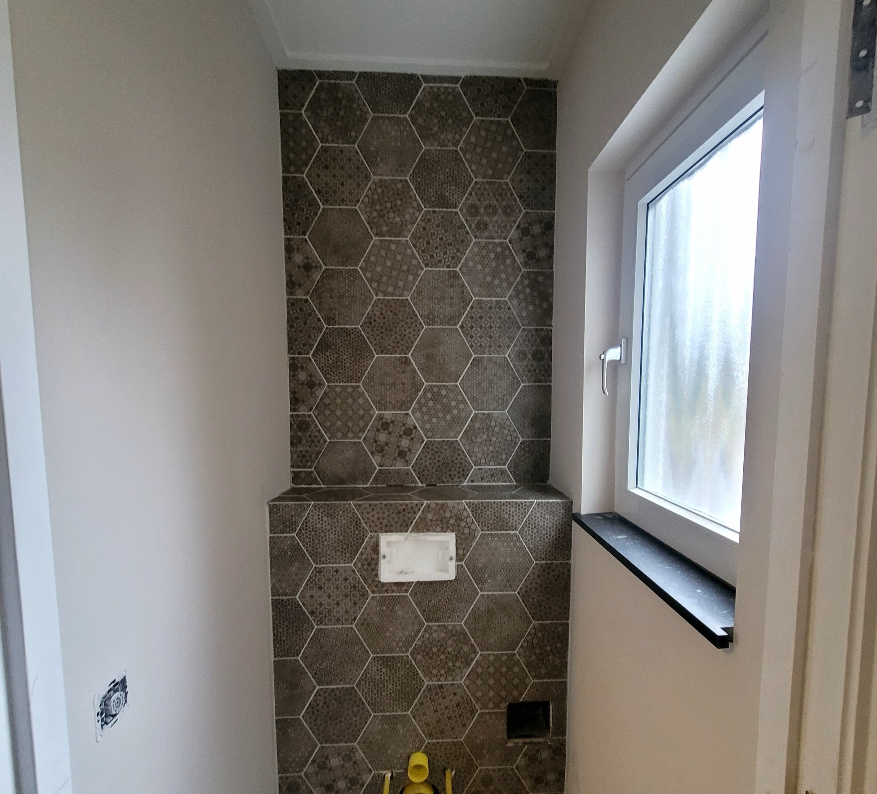 Detale wykończenia płytek – wnęka, precyzyjne fugowanie i zabudowy