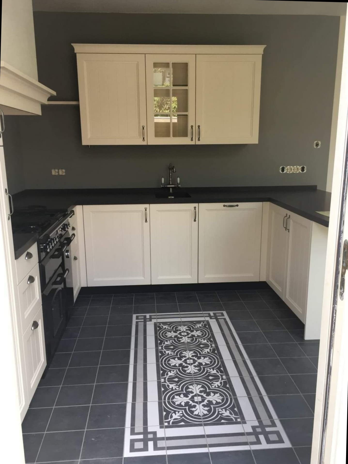 Układanie płytek w kuchni - dekoracyjna podłoga i precyzyjne wykończenie