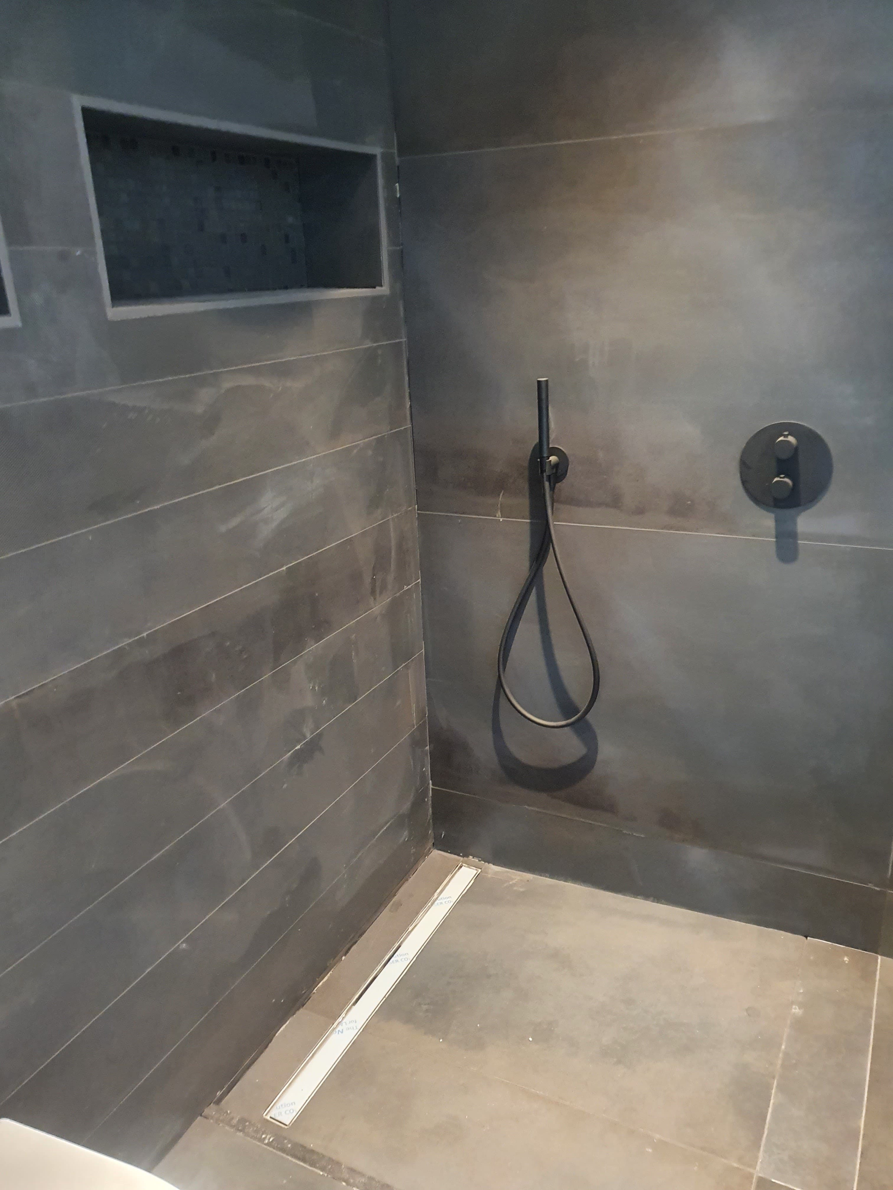 Łazienka z prysznicem walk-in i odpływem liniowym