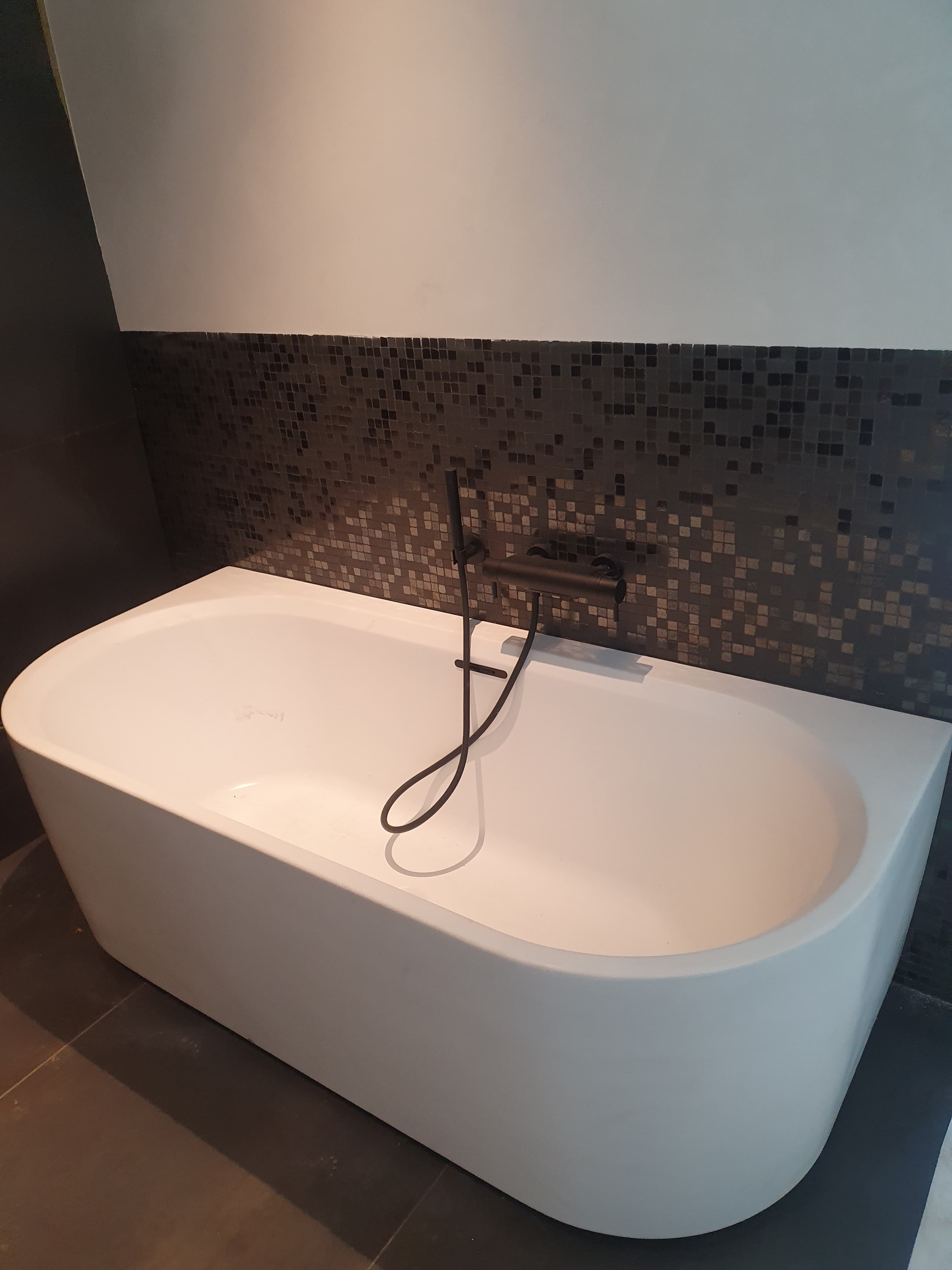 Wanna wolnostojąca z mozaiką